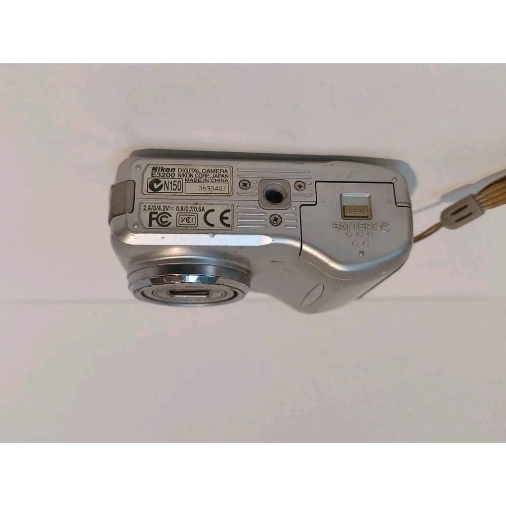 Nikon Coolpix S3700 Digital Camera Silver‎ FOR PARTS / REPAIR